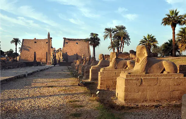 Antike Tempelruinen mit Palmen in Medinet Habu, Luxor