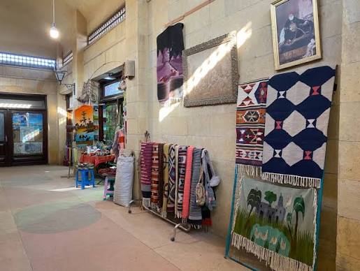 Traditionelle ägyptische Teppiche und Textilien auf dem Fustat-Markt