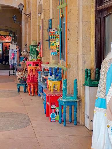 Bunte handgefertigte Hocker und traditionelles Kunsthandwerk auf dem Fustat-Markt