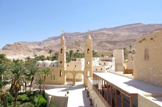 Vista del Monasterio de Wadi El Natrun rodeado por las montañas y el paisaje desértico de Egipto.
