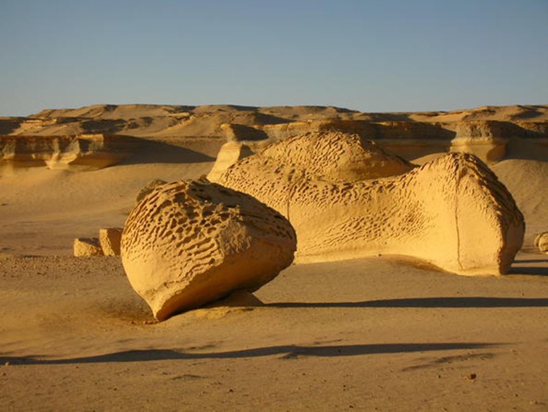 Windgeformte Felsen in der Wüste von Wadi El Hitan in Fayoum, Ägypten