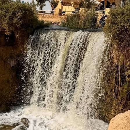 Wasserfall in Wadi El Rayan, umgeben von Vegetation in Fayoum, Ägypten