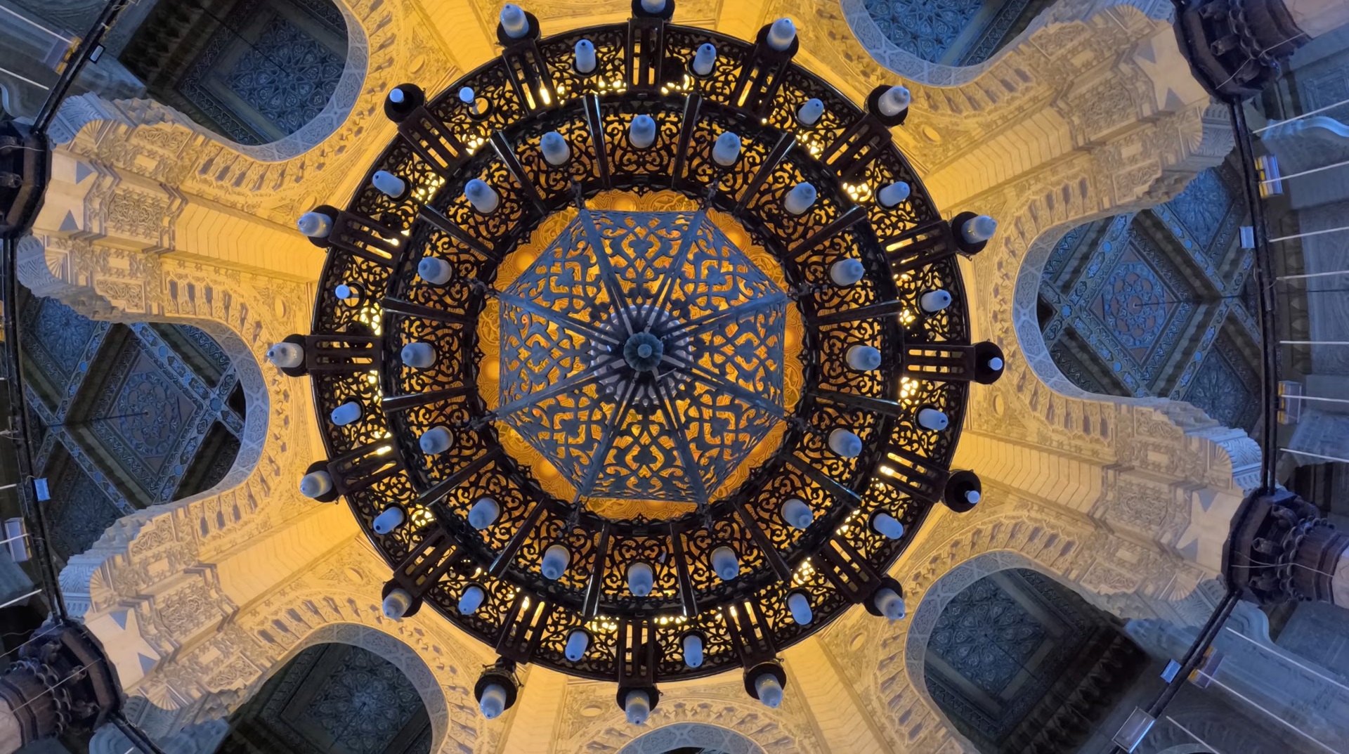 Ornamentale geometrische Deckenkuppel im Inneren der Abu Al-Abbas Al-Mursi Moschee in Alexandrien