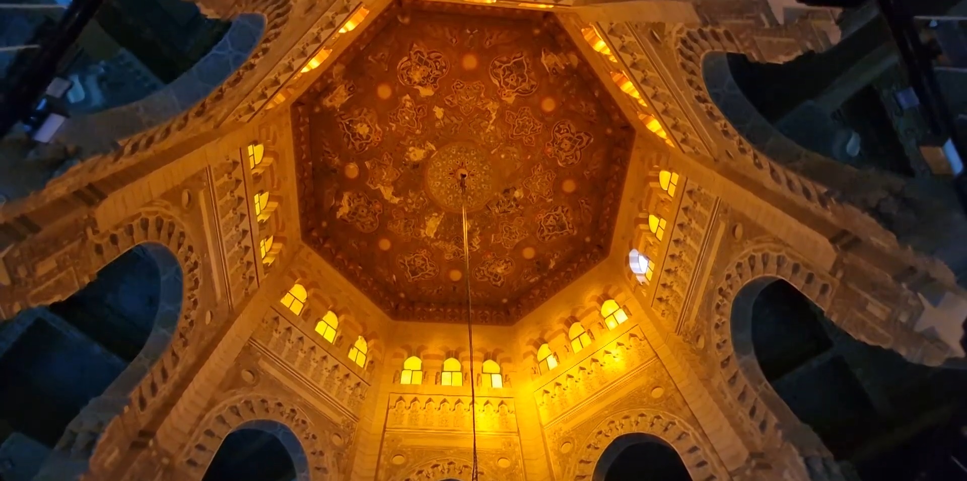 Goldene oktogonale Deckenkuppel beleuchtet im Inneren der Moschee in Alexandrien