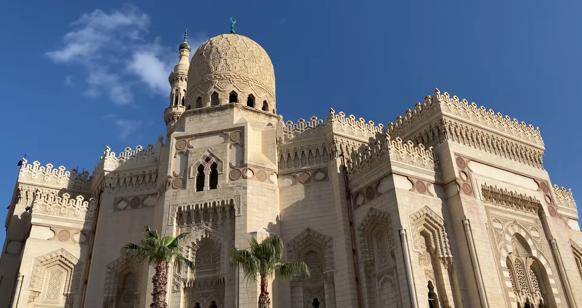 Tageszeitliche Außenansicht der Abu Al-Abbas Al-Mursi Moschee gegen einen blauen Himmel