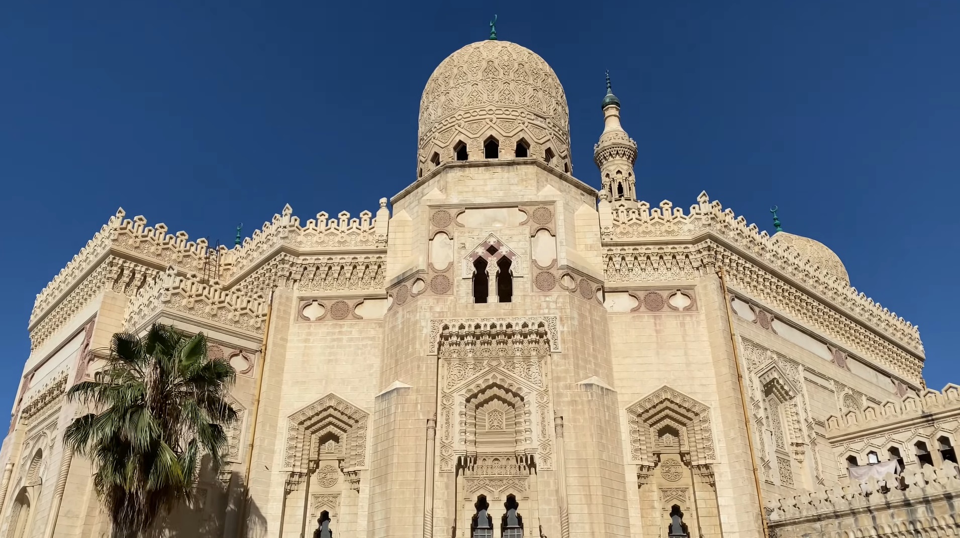 Facciata esterna della Moschea di Abu Al-Abbas Al-Mursi ad Alessandria.