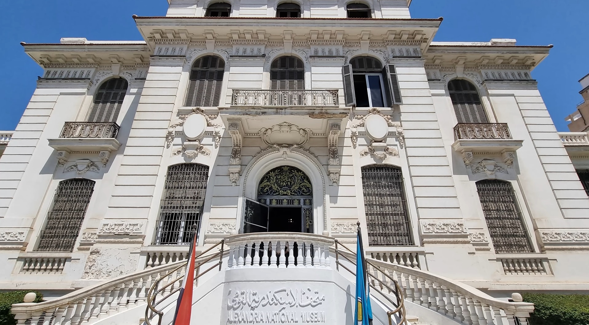 Die Außenfassade des Nationalmuseums Alexandria mit Fensterbögen