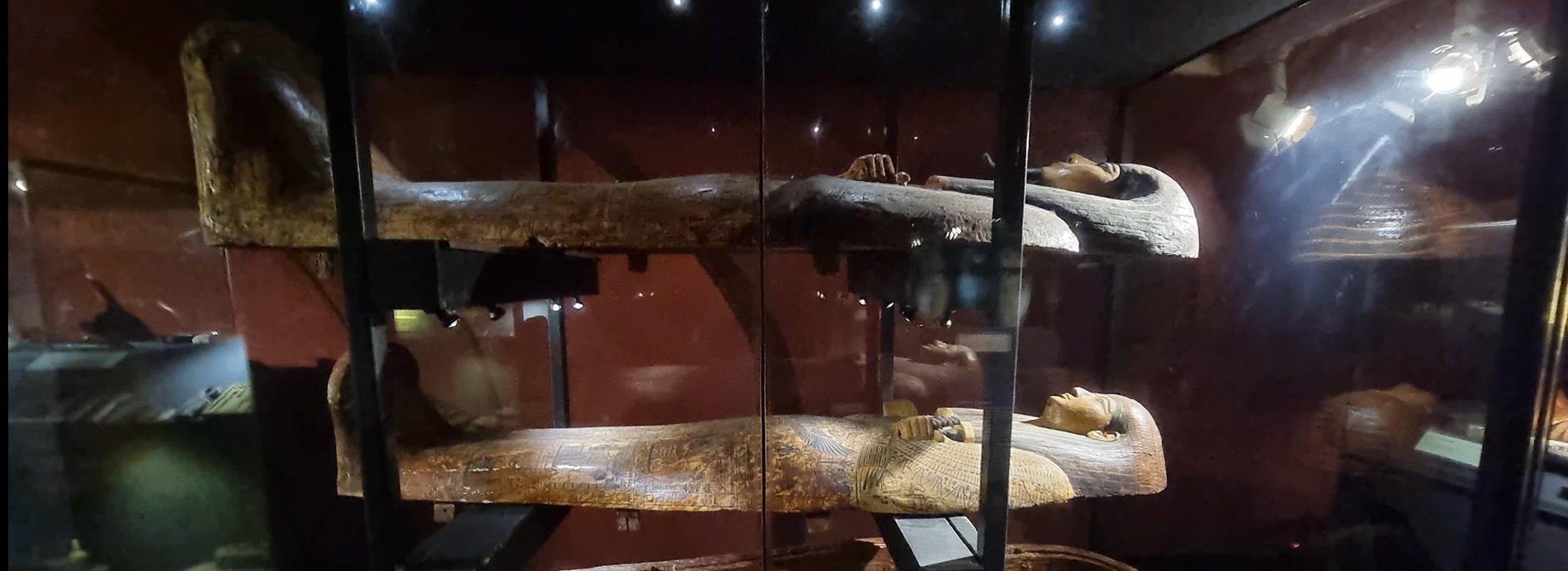 Zwei antike ägyptische Sarkophage in Vitrinen im Nationalmuseum Alexandria