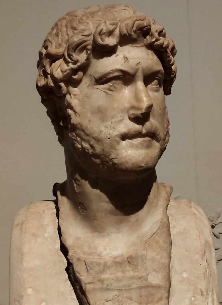 Antike Steinbüste eines lockigen Mannes im Nationalmuseum Alexandria