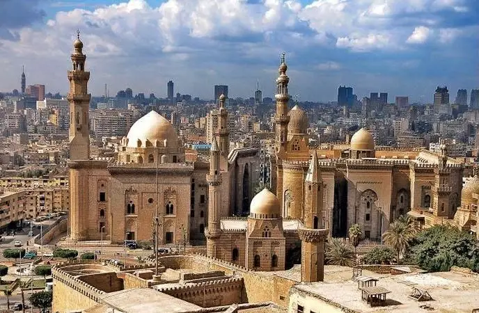 Sultan-Hassan-Moschee und Al-Rifa’i-Moschee mit Blick auf das historische Kairo