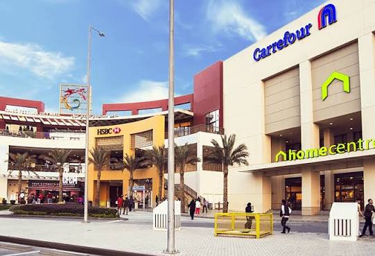 Esterno del Cairo Festival City Mall con Carrefour e Home Centre