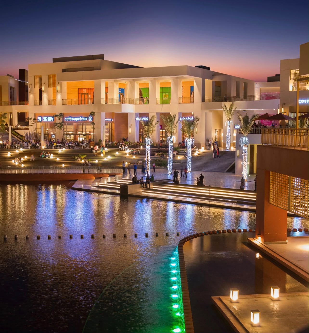 Cairo Festival City Mall con negozi e area sul lago di notte