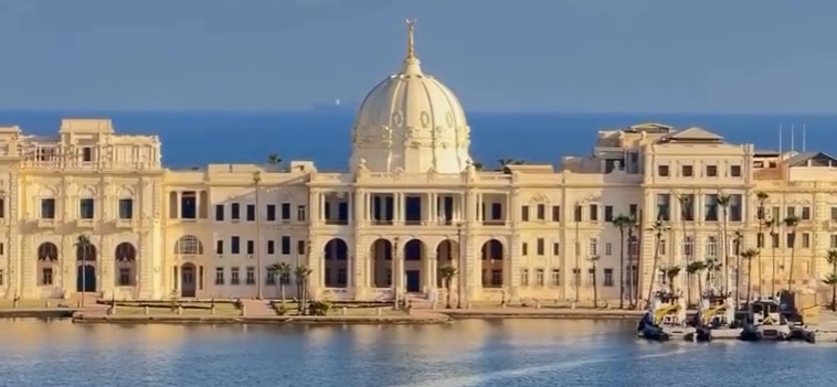 Die Außenfassade des Ras-El-Tin-Palastes mit Blick auf das Mittelmeer