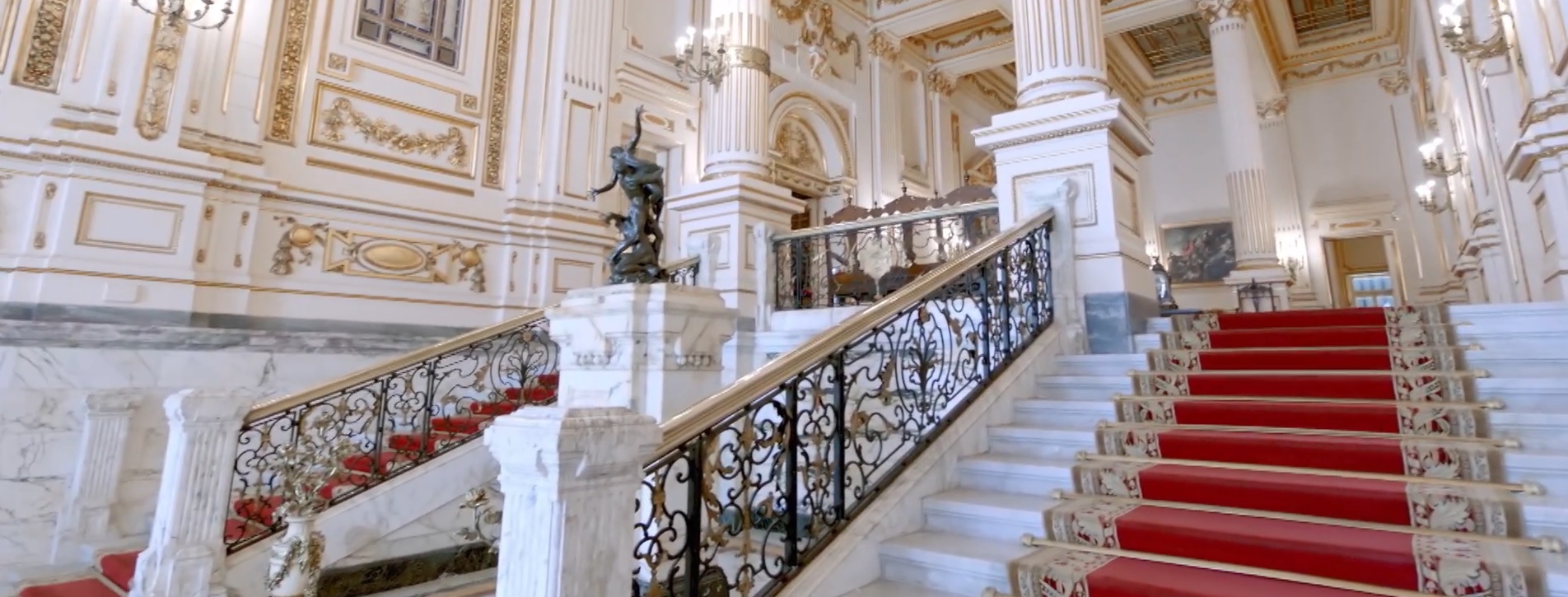 Marmortreppe mit goldenen Geländern im Inneren des Ras-El-Tin-Palastes