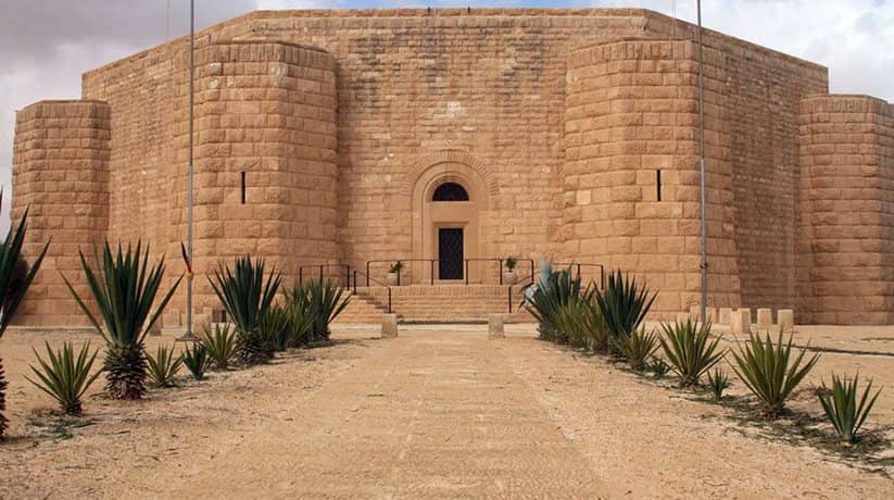 Deutsches Kriegsdenkmal von El Alamein mit einem steinernen Bauwerk