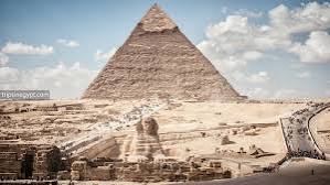 Grande Piramide di Giza e Sfinge nel deserto