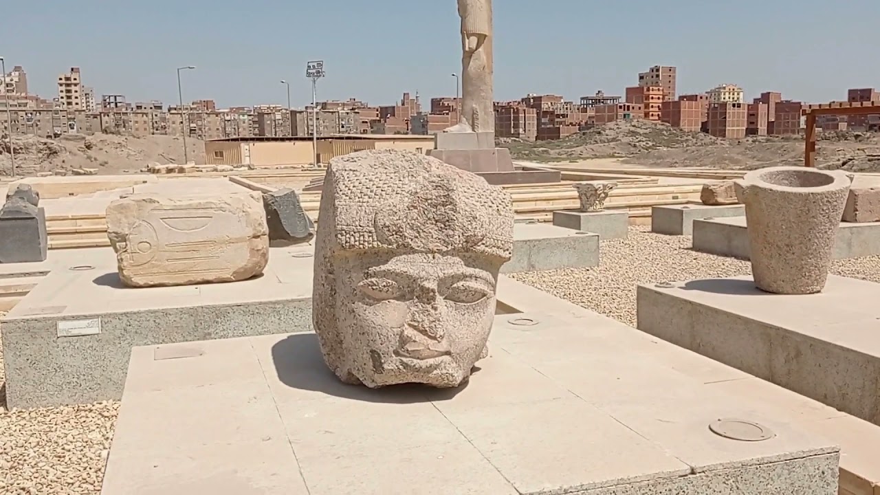 Testa di statua dell'antico Egitto in un sito archeologico in Egitto