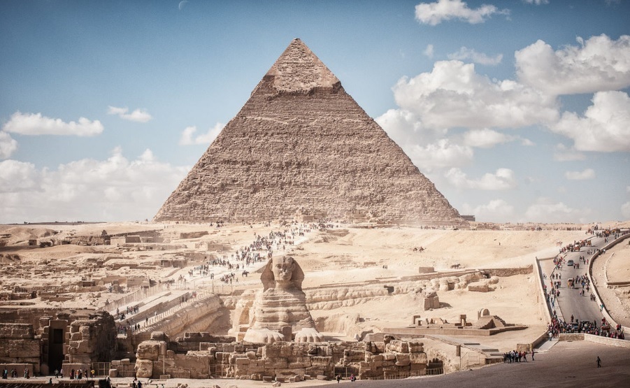 Große Pyramide von Gizeh in Ägypten unter blauem Himmel