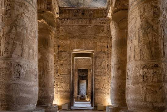 Interno di un antico tempio egizio decorato con geroglifici