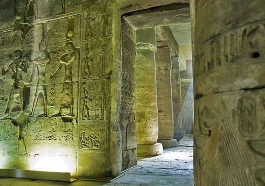 Sala colonnata di un antico tempio egizio decorata con geroglifici