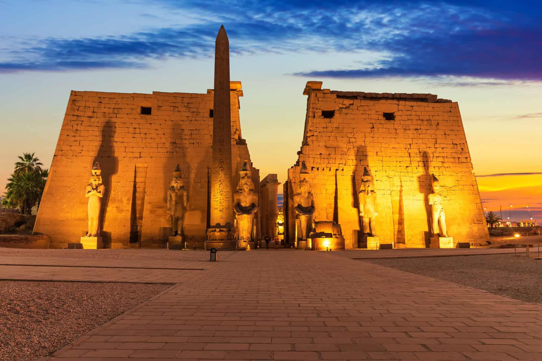 Tempio di Luxor illuminato al tramonto in Egitto