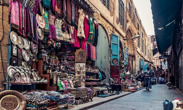 Traditionelle Stände und bunte Souvenirs auf dem Khan el-Khalili Basar in Kairo