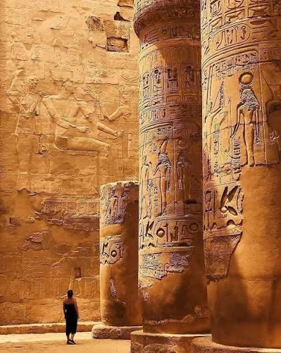 Colonnes ornées de hiéroglyphes au temple de Louxor, en Égypte