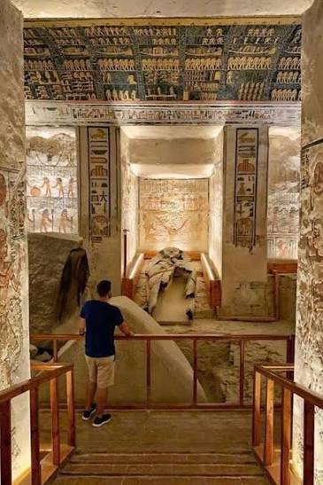 Salle décorée de hiéroglyphes à l’intérieur du temple de Louxor, Égypte