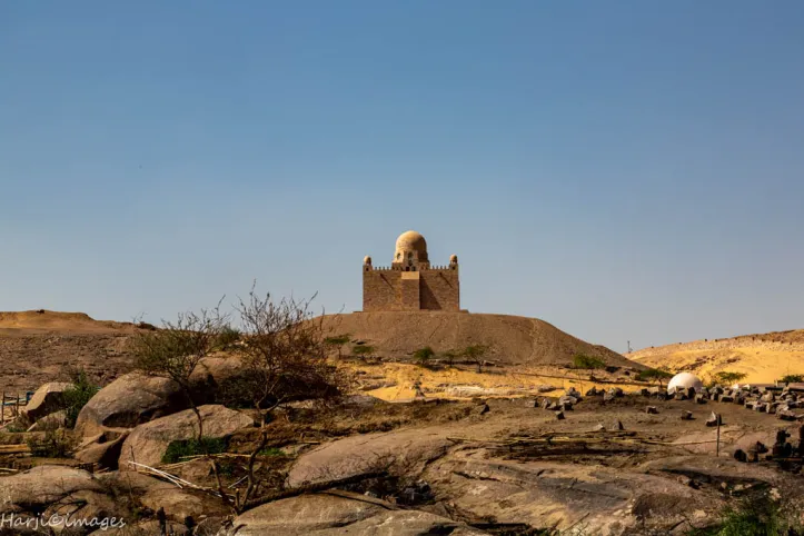 Aga-Khan-Mausoleum auf einem felsigen Hügel bei Assuan, Ägypten