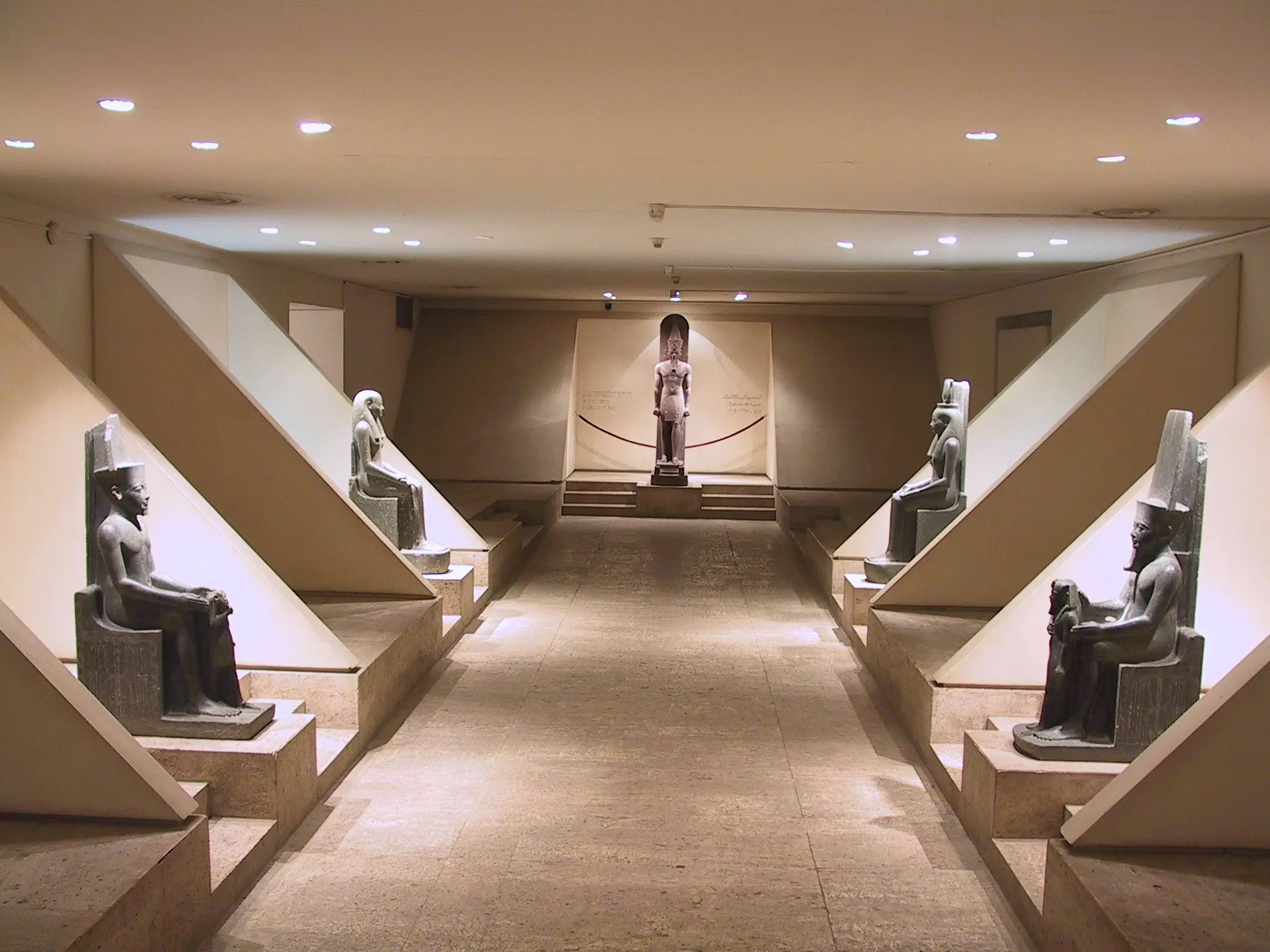 Visit Luxor Museum During Stopover