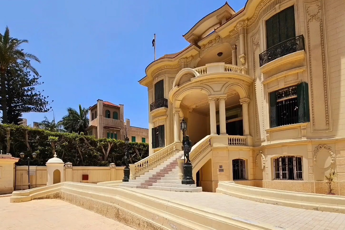 Cremefarbene Palastfassade des Königlichen Schmuckmuseums in Alexandria