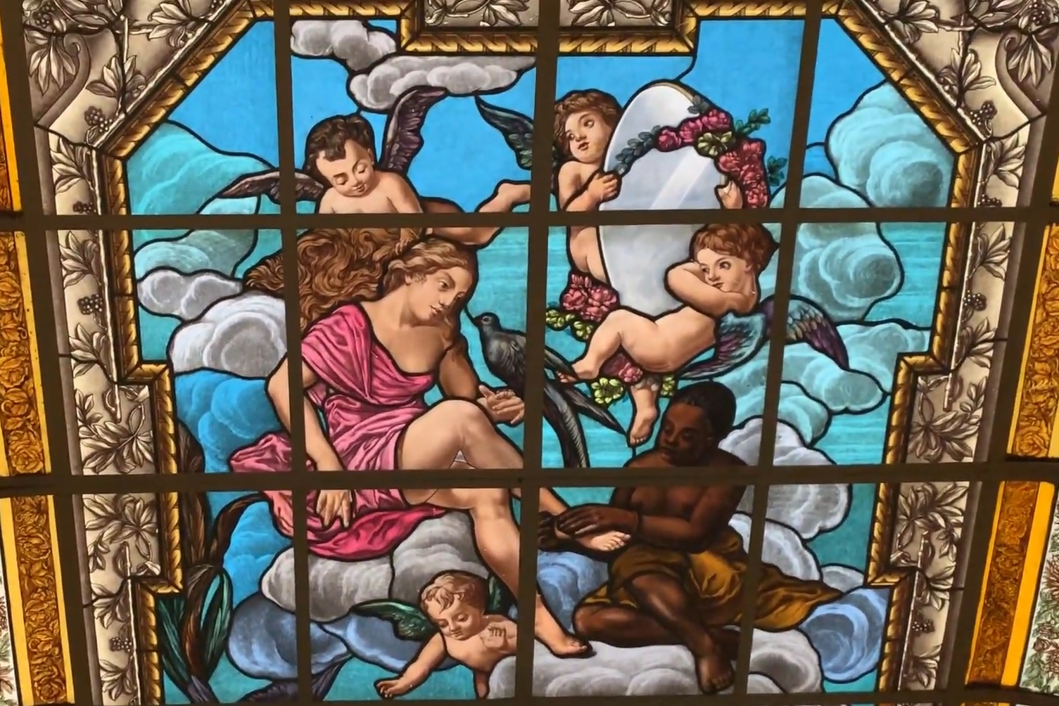 Buntglasfenster mit mythologischer Szene und Putten im Palast des Königlichen Schmuckmuseums