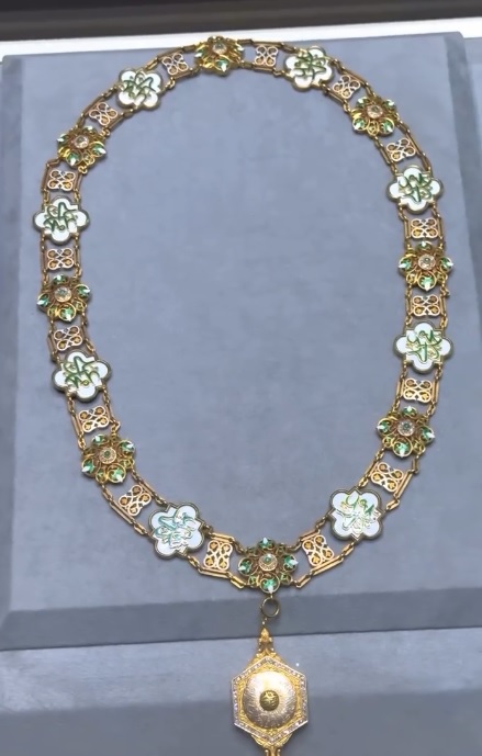 Goldcollier mit grünen Edelsteinen und sechseckigem Anhänger aus der Muhammad-Ali-Dynastie Sammlung