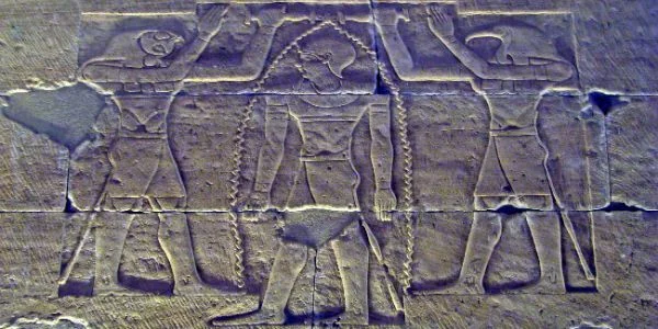 Altägyptisches Relief mit Medizin und Heilung