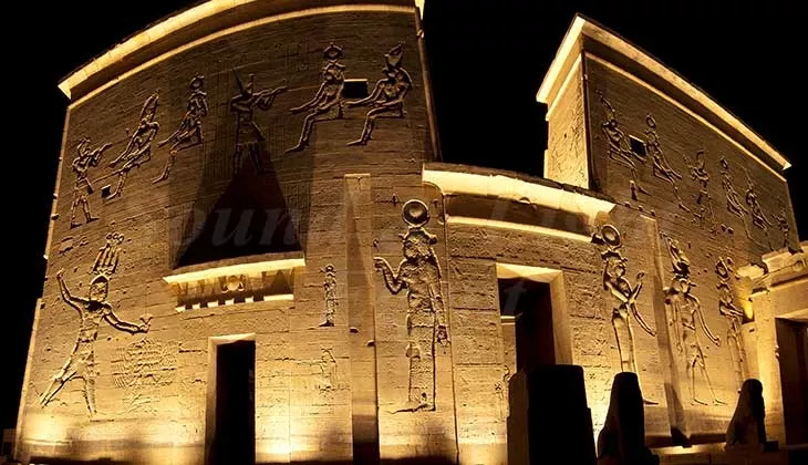 Tempio di Philae illuminato di notte con rilievi e geroglifici egizi
