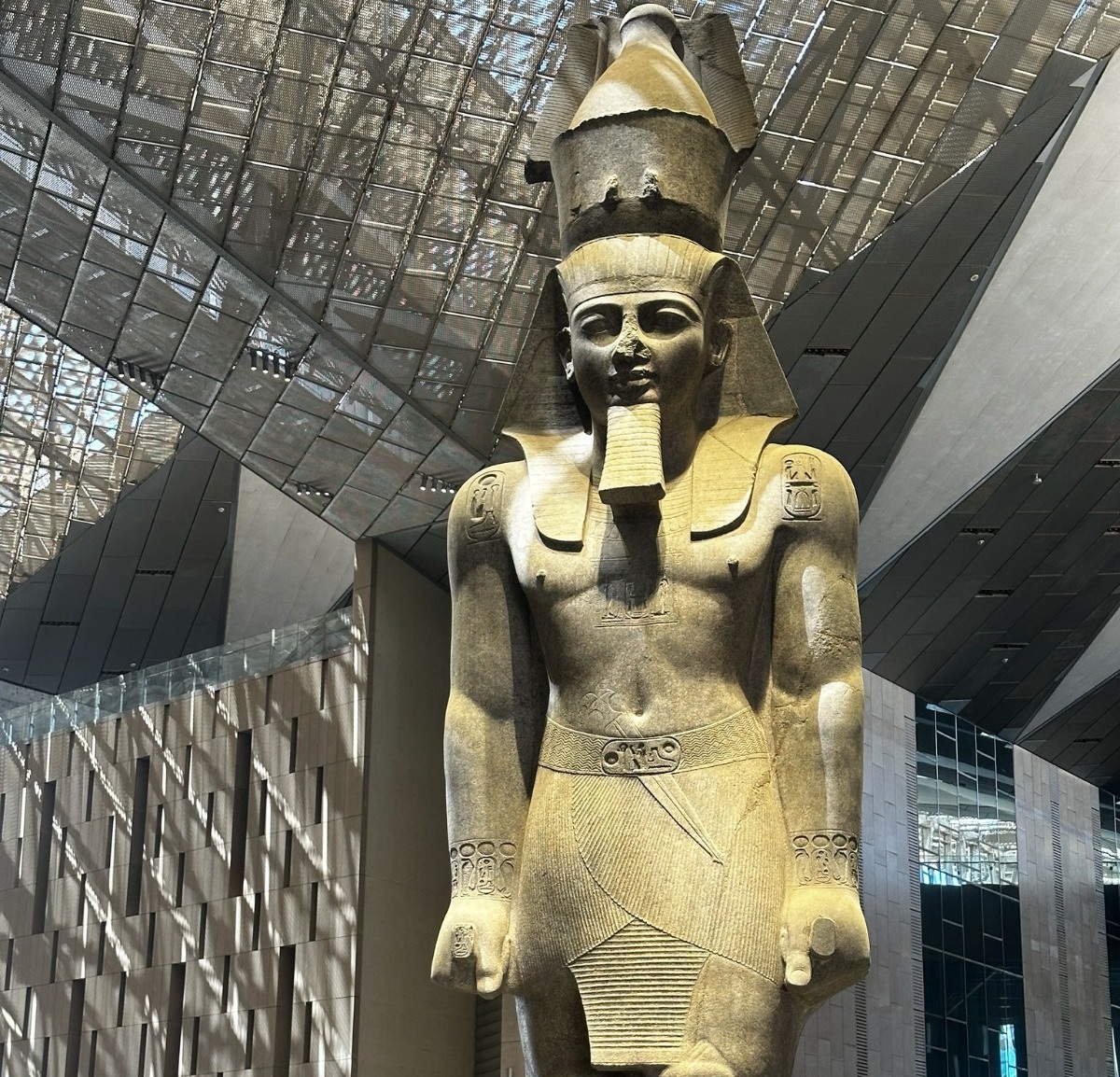 Kolossalfigur im Museum.