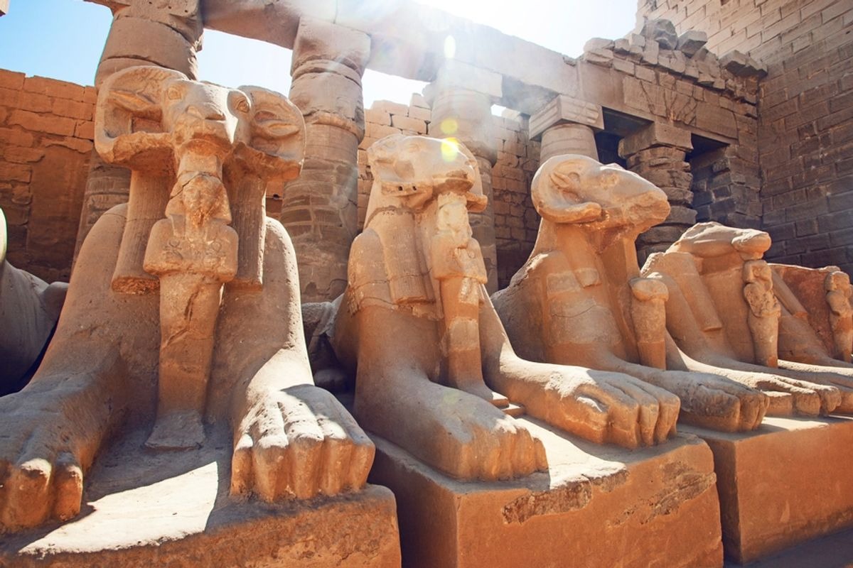Antike ägyptische Statuen in einem historischen Tempel