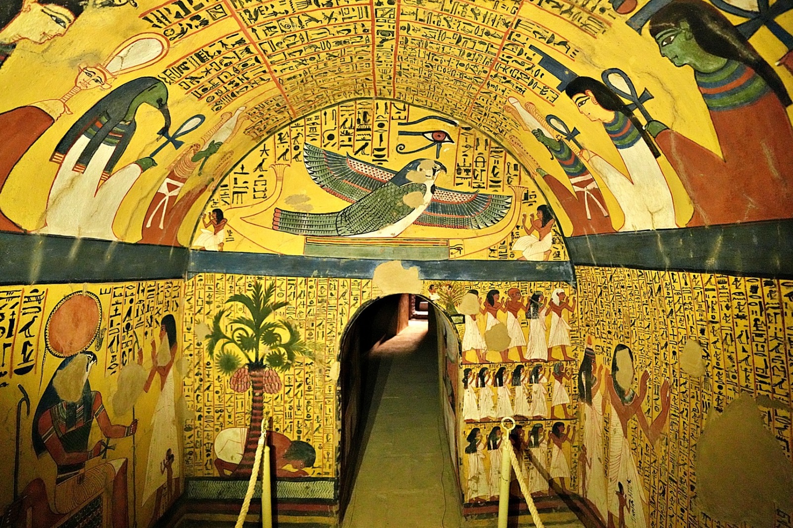 Farbenfrohe Wandmalereien im Grab des Paschedu in Deir el-Medina