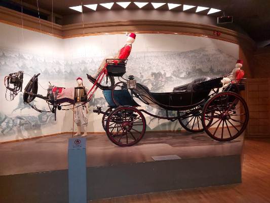 Historische Pferdekutsche in einer Museumsausstellung