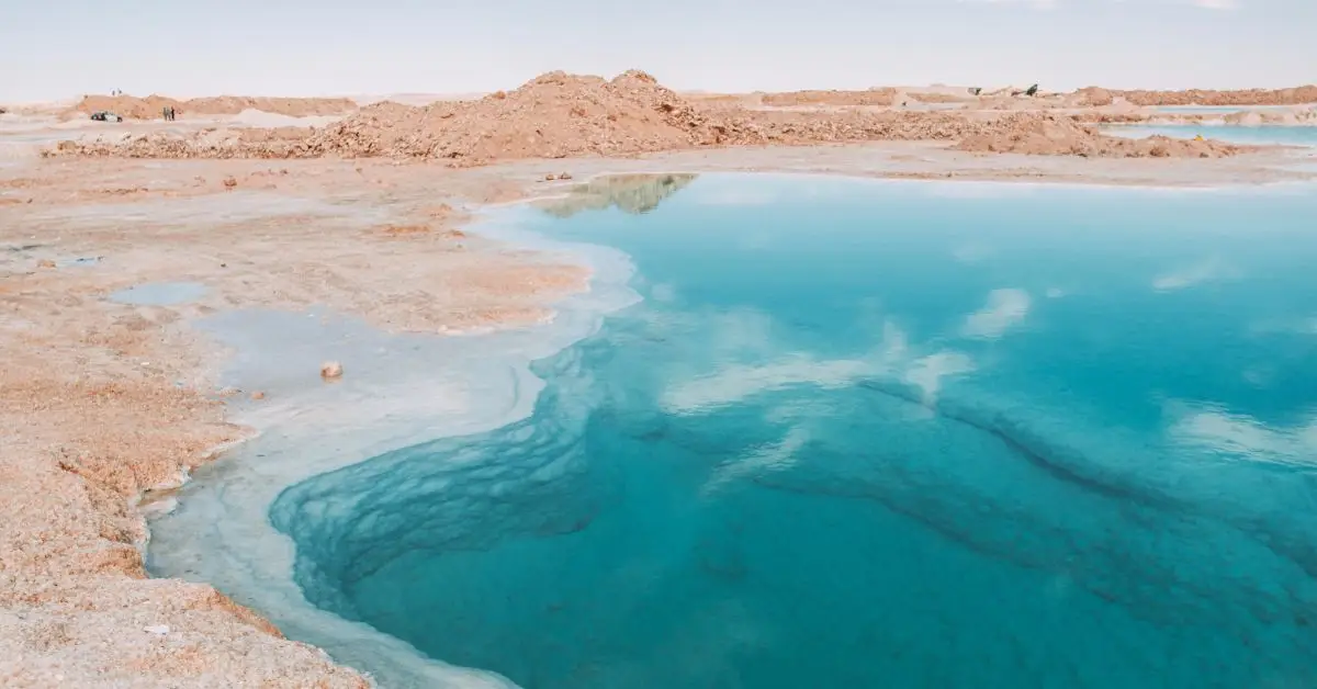 Kristallklarer türkisfarbener Salzsee in der Oase Siwa