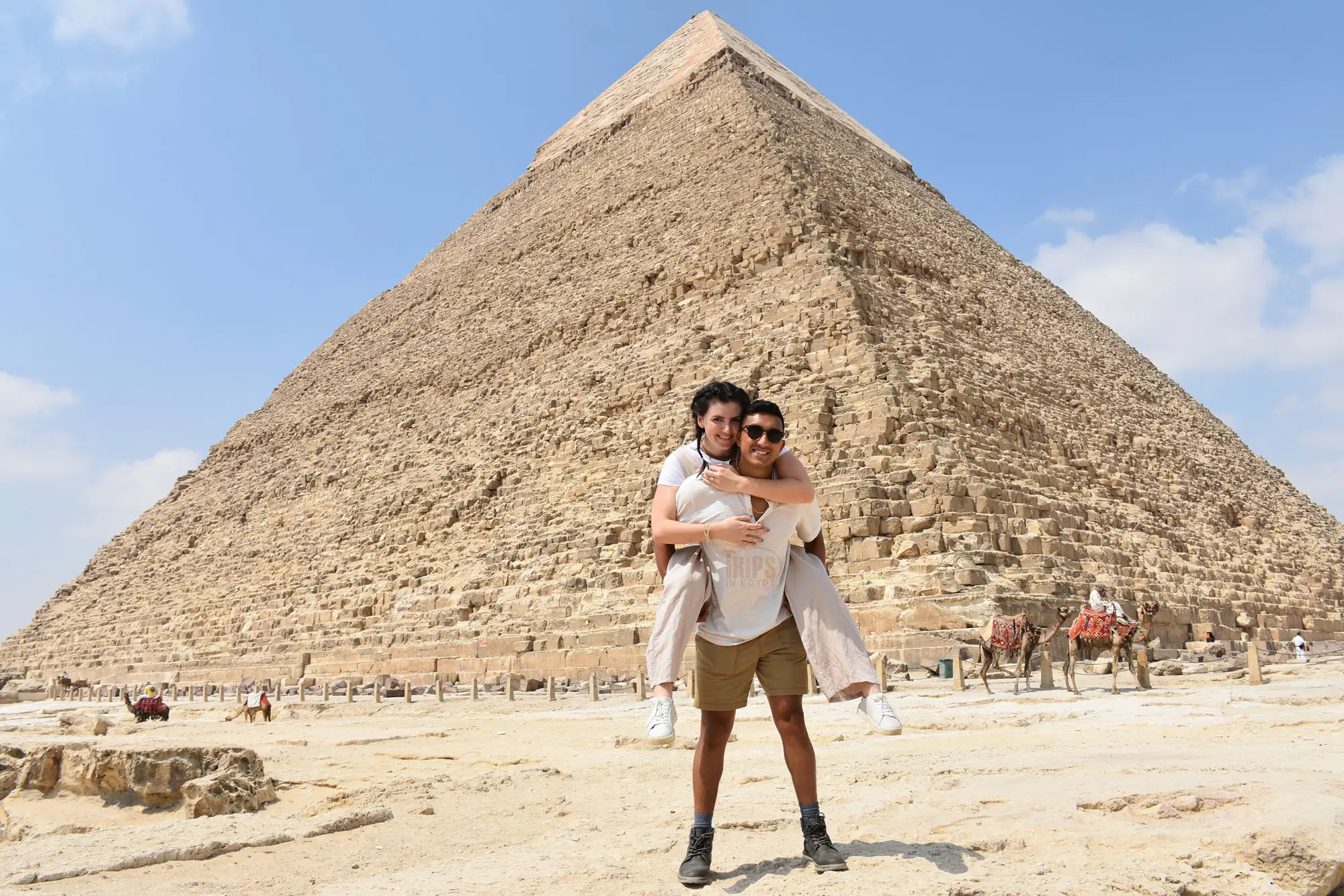 Ein Paar feiert seine Flitterwochen bei den Pyramiden von Gizeh