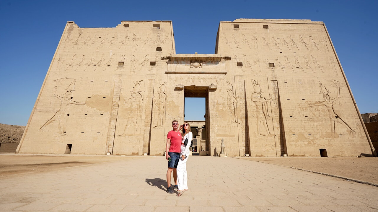 Paar auf Flitterwochen vor dem historischen Edfu-Tempel in Ägypten