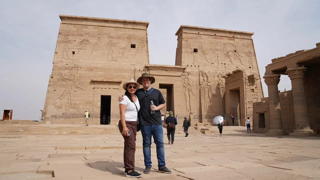 Paar auf Flitterwochen vor dem Philae-Tempel in Asuan Ägypten