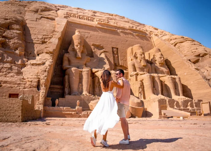 Paar auf Flitterwochen vor dem Großen Tempel von Abu Simbel