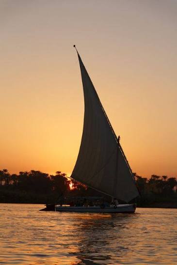 Feluca tradizionale sul Nilo al tramonto