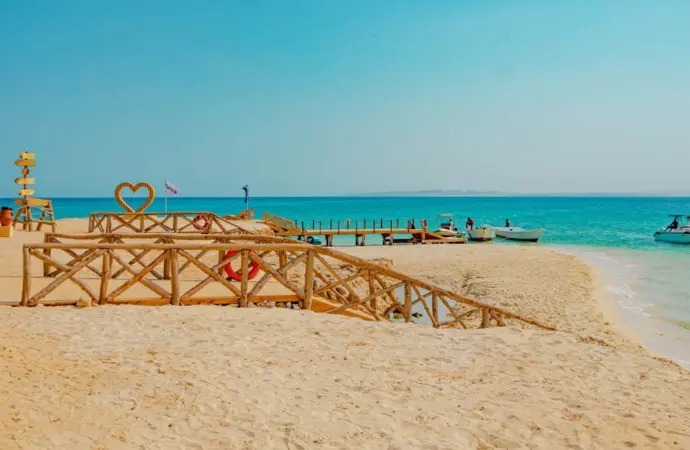 Spiaggia egiziana con pontile in legno e mare turchese