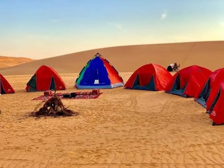Romantisches Camping in der Wüste Ägyptens während der Flitterwochen