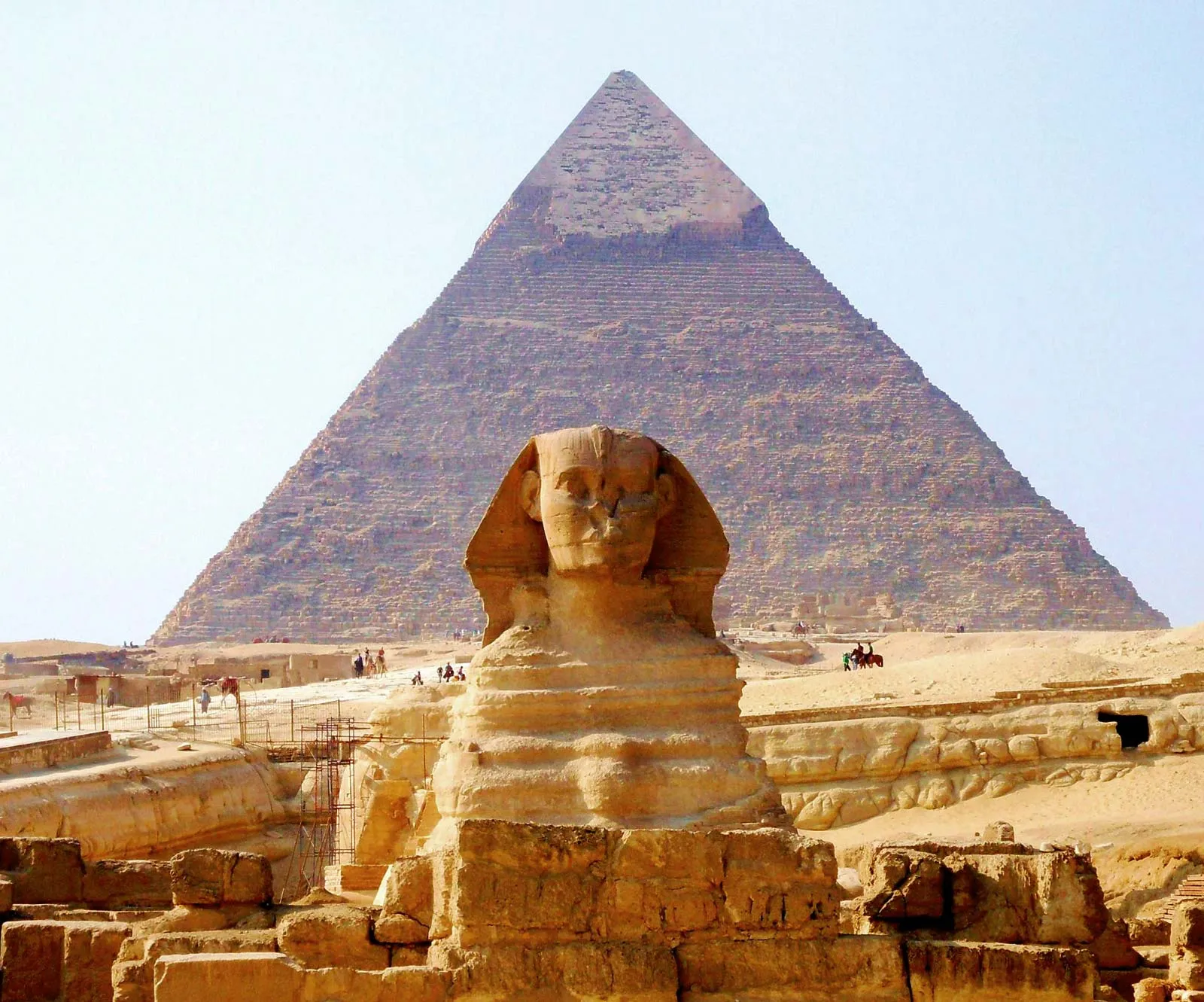 Große Sphinx von Gizeh mit Pyramide in der ägyptischen Wüste
