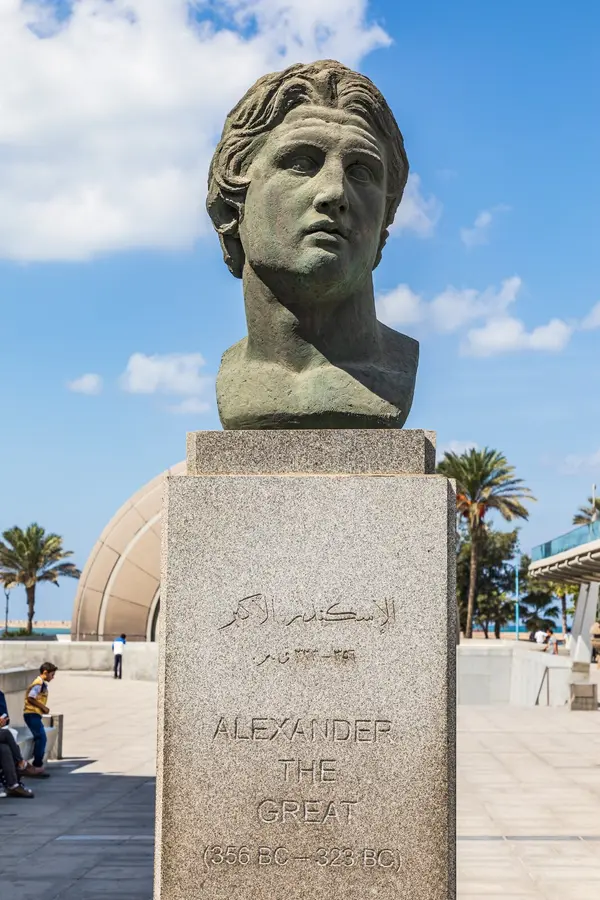 Busto di Alessandro Magno davanti alla Bibliotheca Alexandrina