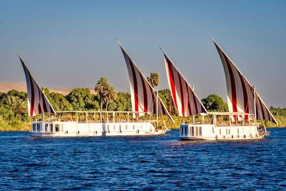 Flitterwochen in Ägypten: Traditionelle Dahabiya-Segelboote bei einer romantischen Nilkreuzfahrt.